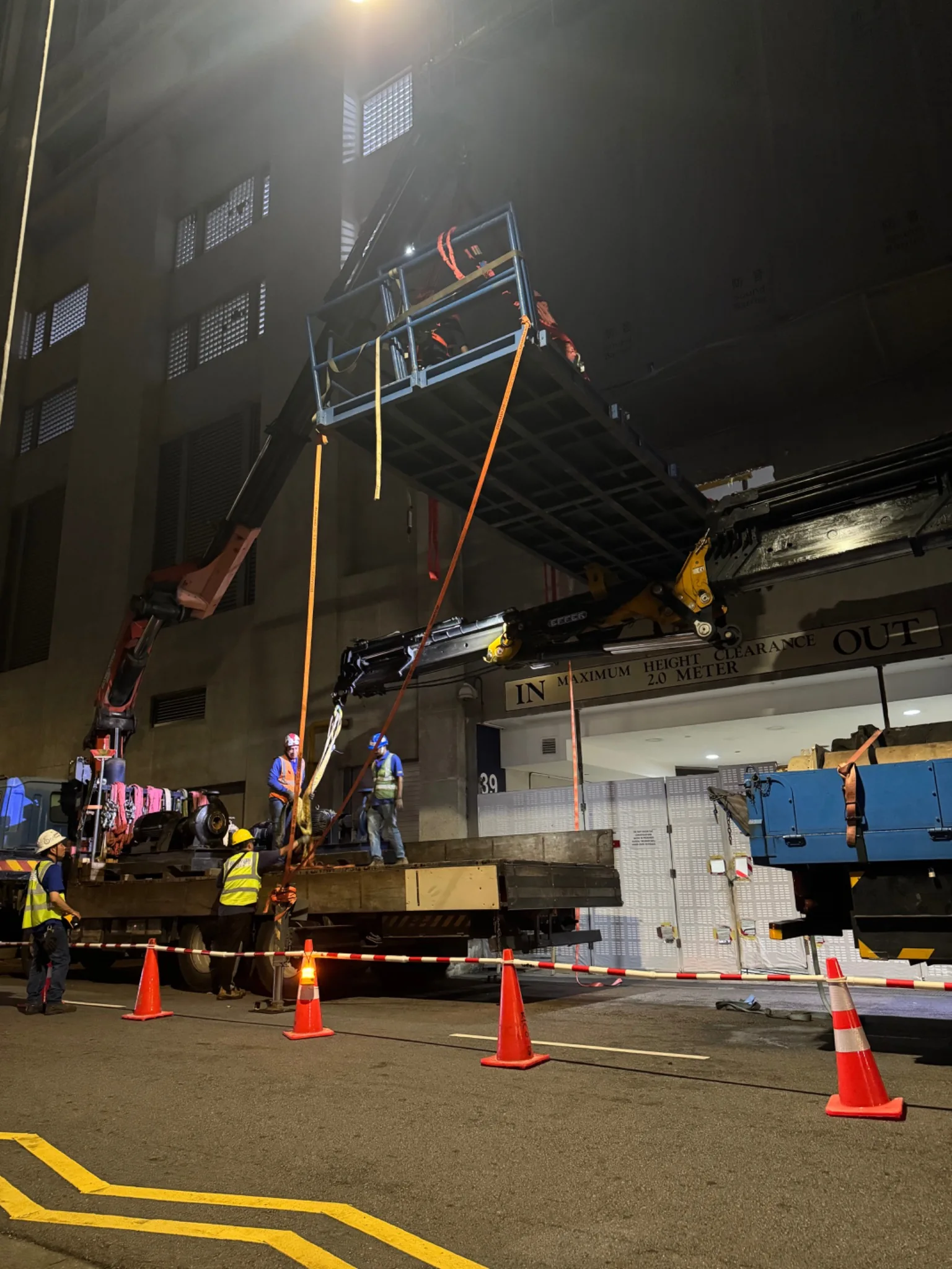 Dual crane lifting of work platform