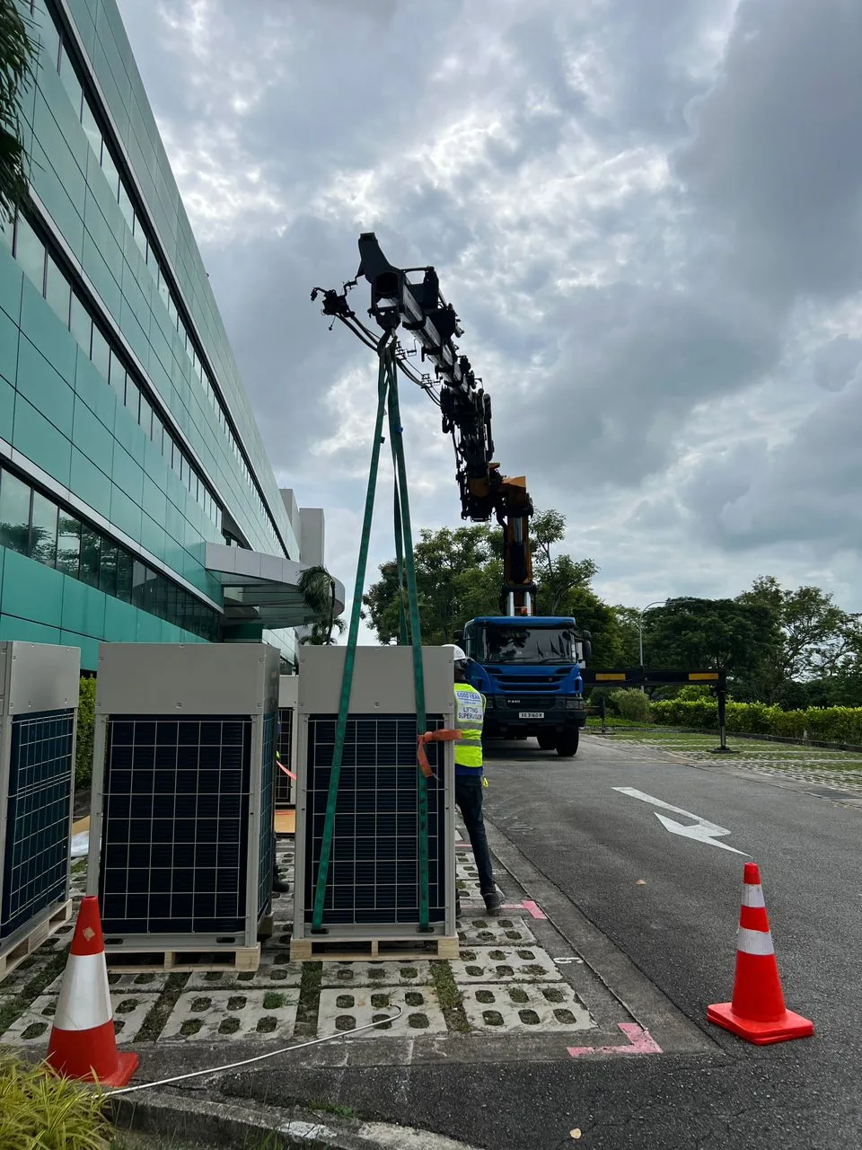 Outdoor HVAC equipment lift