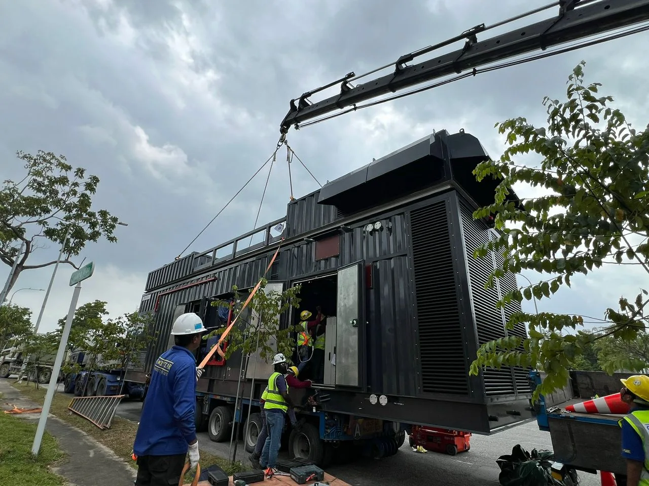 Large industrial module being positioned