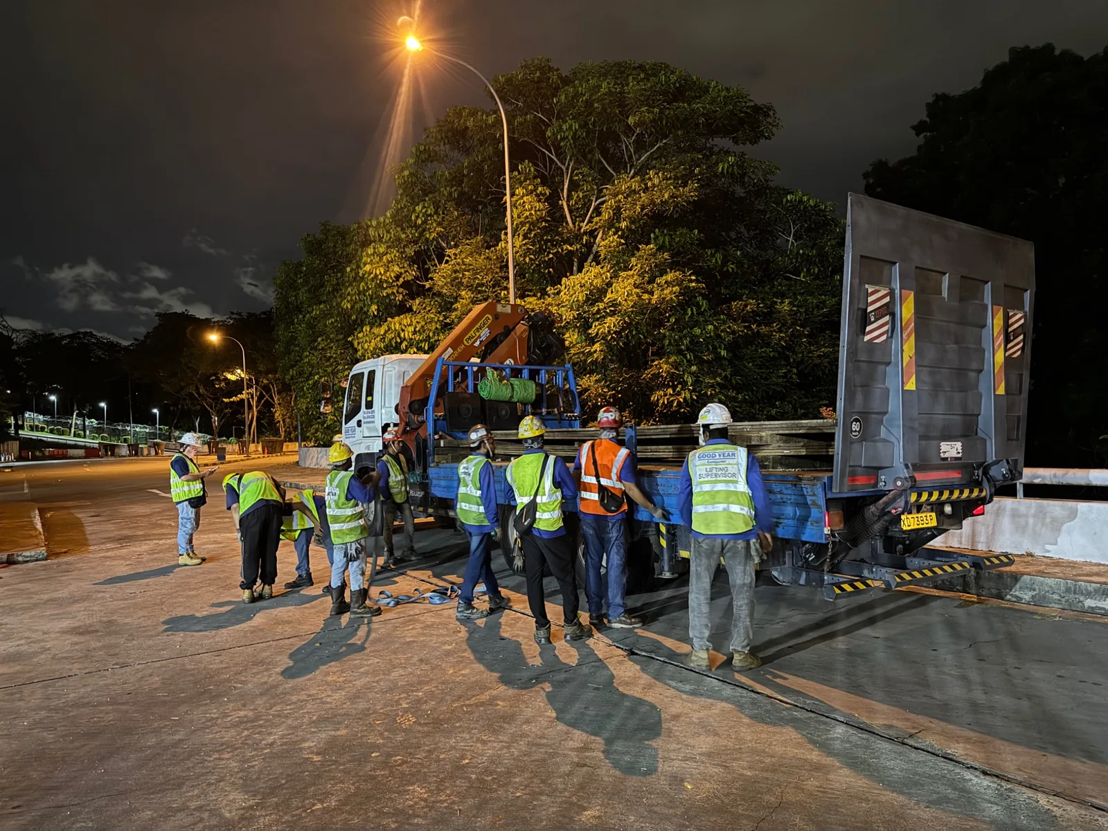 Night site crew and lorry crane operation